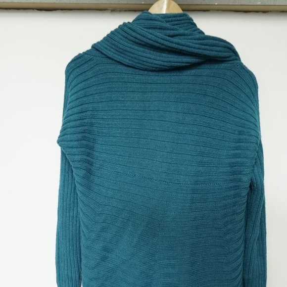 Long, cozy, teal sweater. - Picture 2 of 3